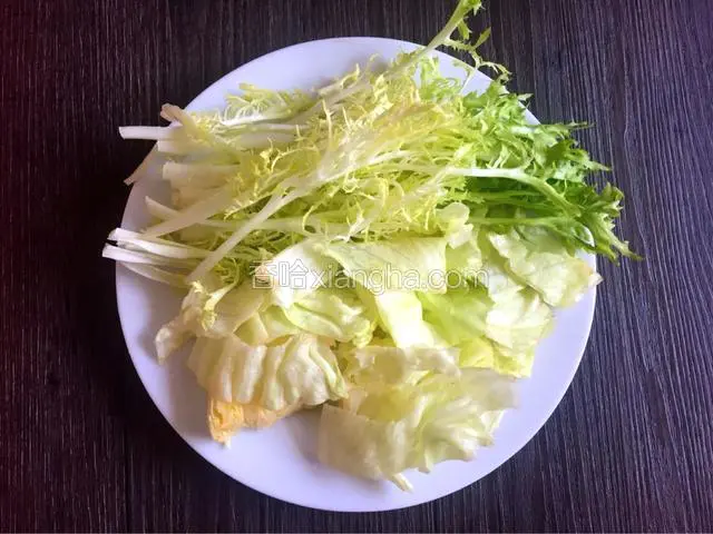 苦菊去跟洗净，生菜洗净切粗丝
