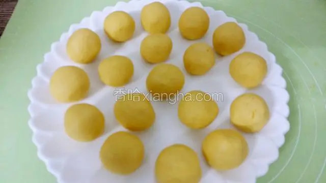 取15g大小的量搓成小团放入盘中
