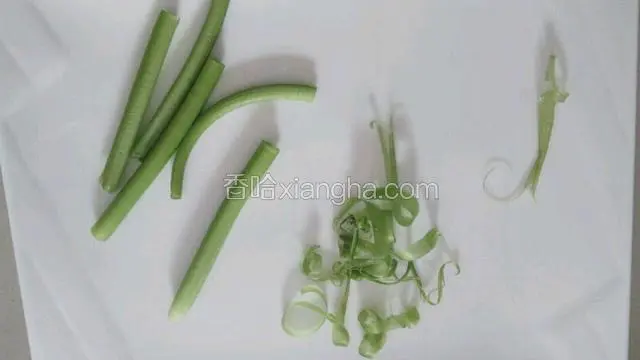 把番薯茎外皮筋拨掉