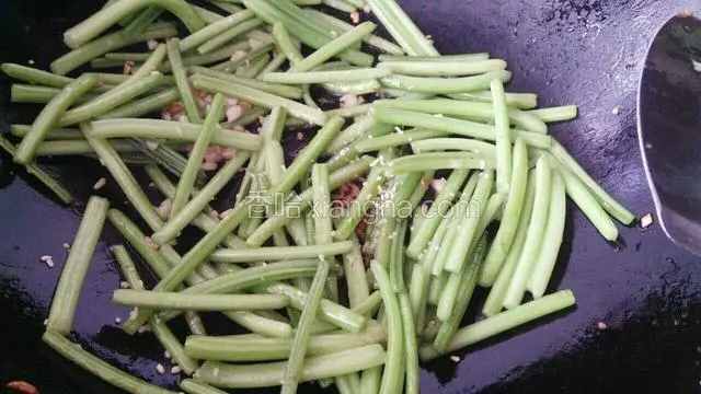 炒至番薯茎变色，变软，下盐，鸡精搅拌均匀出锅