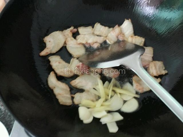 煸到肉出油有点发黄放入生姜大蒜再煸出香味；