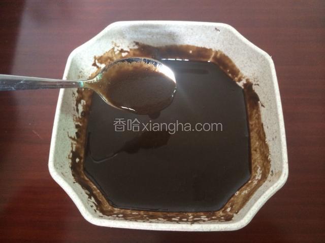 25克仙草粉加入85克水，一直搅拌至无核糊状