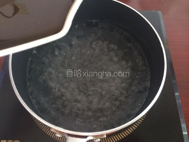 水烧开后一边慢慢倒入仙草糊，一边搅拌
