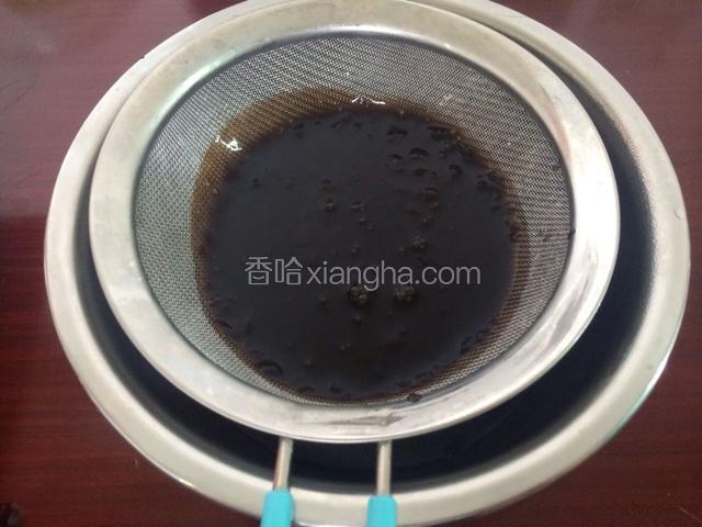 煮好的仙草糊过滤一遍，这样不会有结块和颗粒感，做出来的烧仙草比较细腻