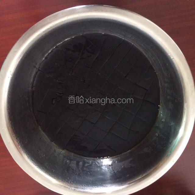 过滤好的烧仙草放置常温成膏状，再放入冰箱冷藏后取出切块