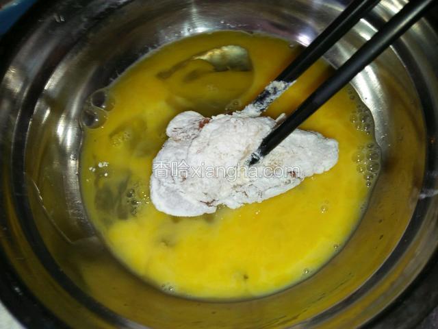 把蘸满面粉的鸡翅根，再蘸满鸡蛋液