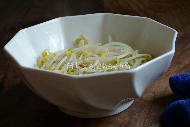 用盐水将黄豆芽煮熟，沥水铺在碗中垫底。