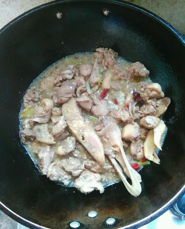 然后倒入少许料酒炒，炒至鸭肉里的水份出来