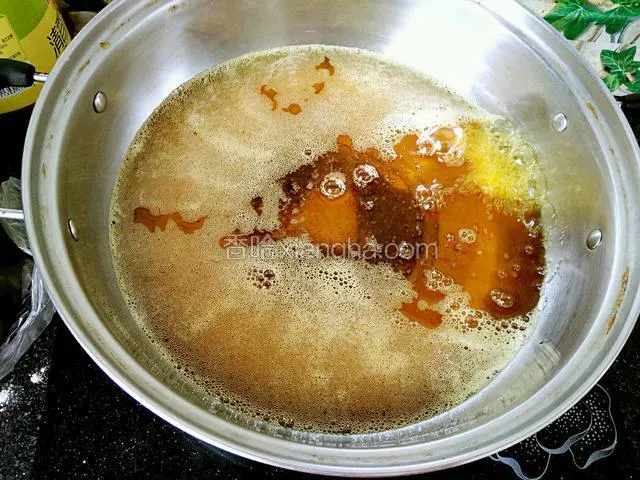 锅中油烧热，用筷子头放进油里能冒泡就可以了