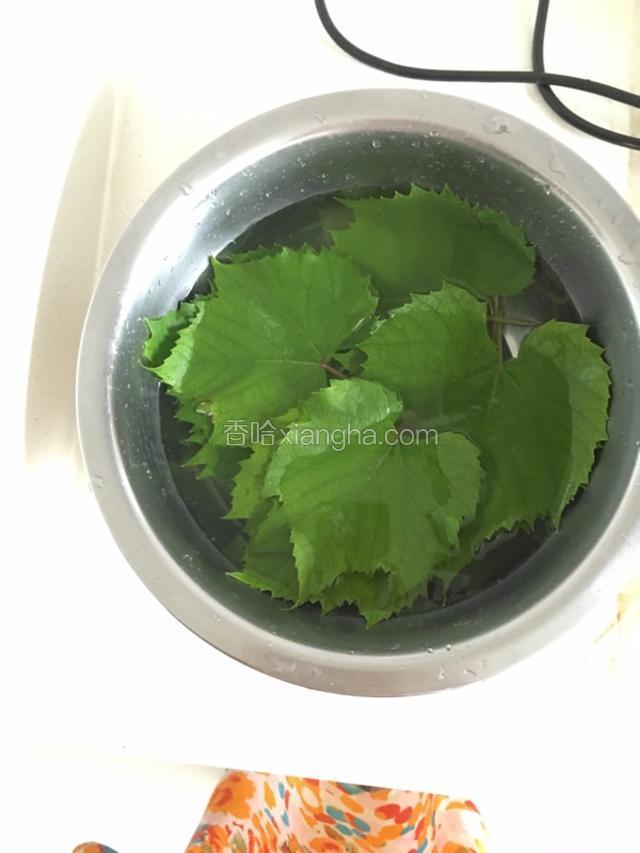 花叶放盐水中浸泡清洗干净备用