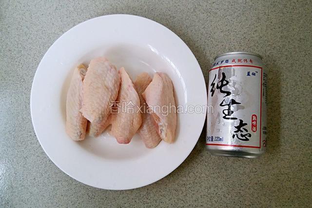 主料:啤酒一罐，鸡翅300克。