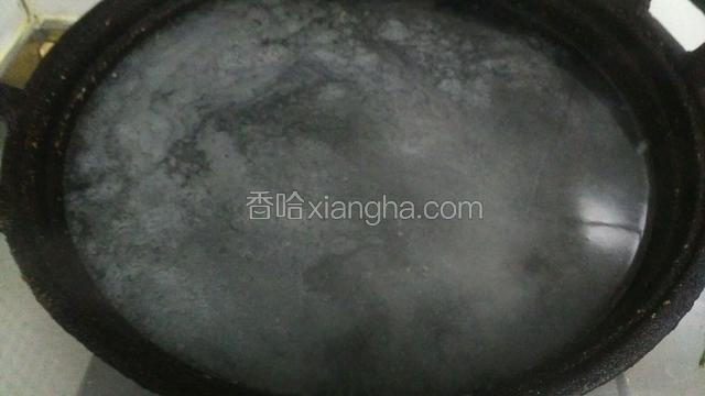 准备一锅开水，我用的是打饼铛，口大好用