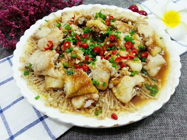 淋点蒸鱼豉油，撒点葱花和红辣椒
