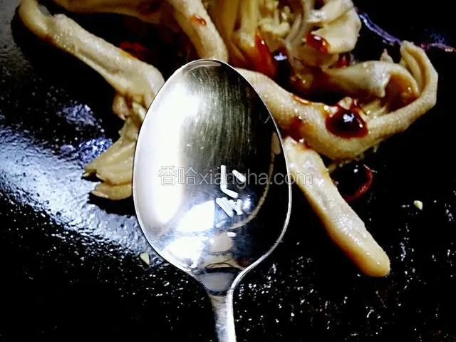 加味精六粒在锅内