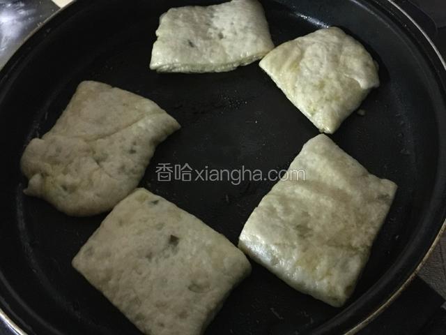 煎饼果调到中火.收水金黄色即可