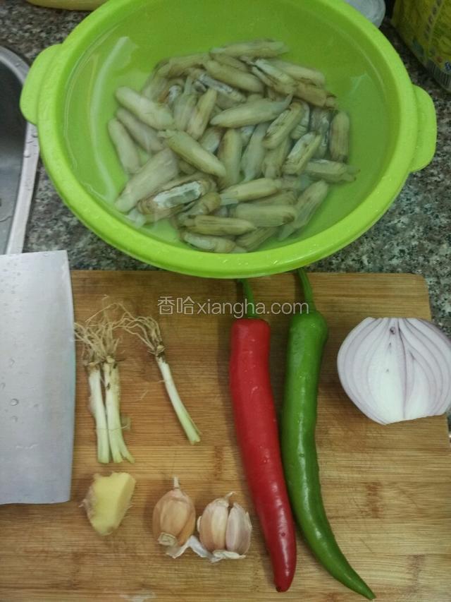 准备材料，蛏子淡盐水养半小时，洗净；