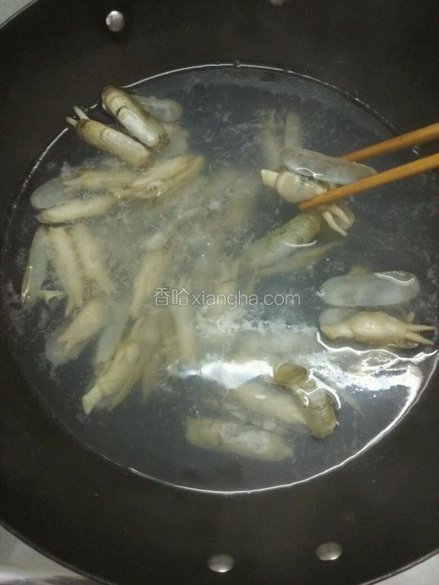 水烧开倒入蛏子，不停翻动，待蛏子嘴裂开立刻用筷子依次夹出备用，（火可以关小点别煮老了裂开就夹出）；