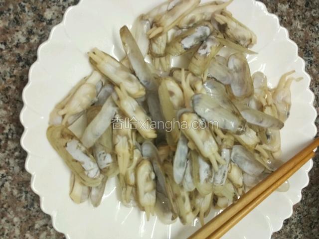 全部夹出来的蛏子，水倒干净备用；（好肥的蛏子）