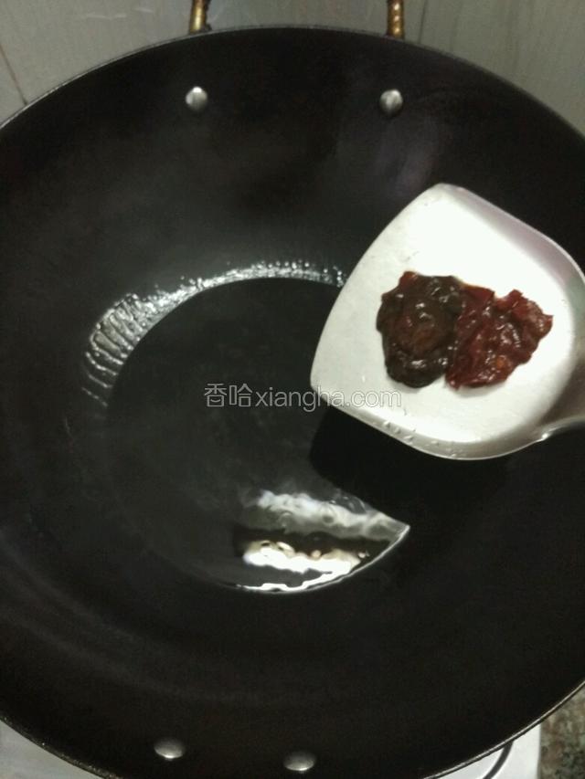 倒入适量油，这时可以把豆瓣酱和黄豆酱准备到锅铲上，待油烧到7层热放入；