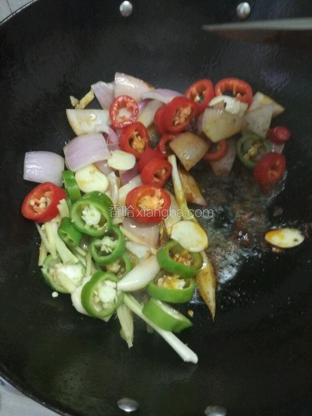 再立刻放入生姜，大蒜，洋葱，辣椒，葱头（可以提前装到碗里）炒香；