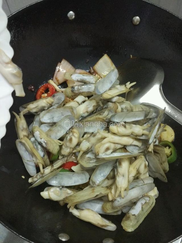 再倒入蛏子翻炒；