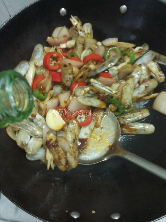 再倒入料酒，耗油，生抽这时可以颠翻一下锅，香味扑鼻而来！