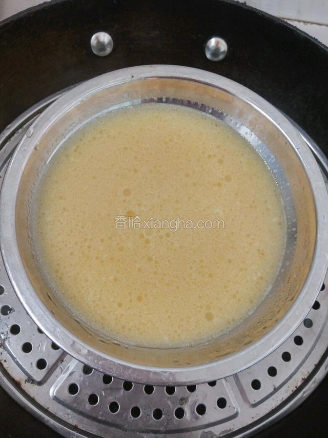 用勺子把表面的泡沫抹去，上锅大火蒸十分钟