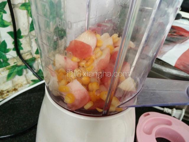 料理机清理干净，放入切好的水果小块儿，先少放点