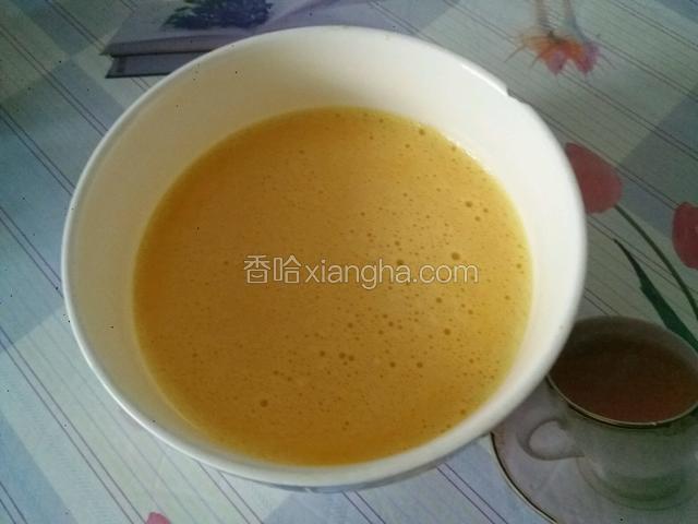 鸡蛋搅匀备用