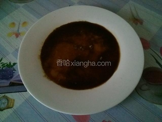 再把醋浇在铺好的白糖上面备用