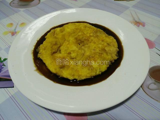 将煎好的蛋饼盛出放在备好的糖醋盘子里
将蛋饼沾满糖醋，然后再把蛋饼翻过来浸透
一下，美味酸甜的糖醋鸡蛋饼就可以享用了。