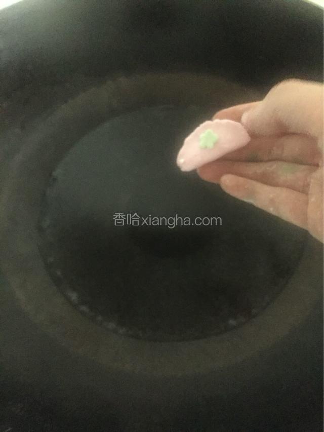 锅里烧水，水开了才依次下入包好的汤圆小饺，汤圆漂浮起来就熟了