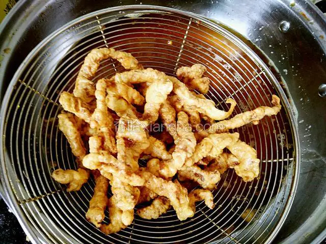 炸到金黄酥脆的感觉，就可以捞出了