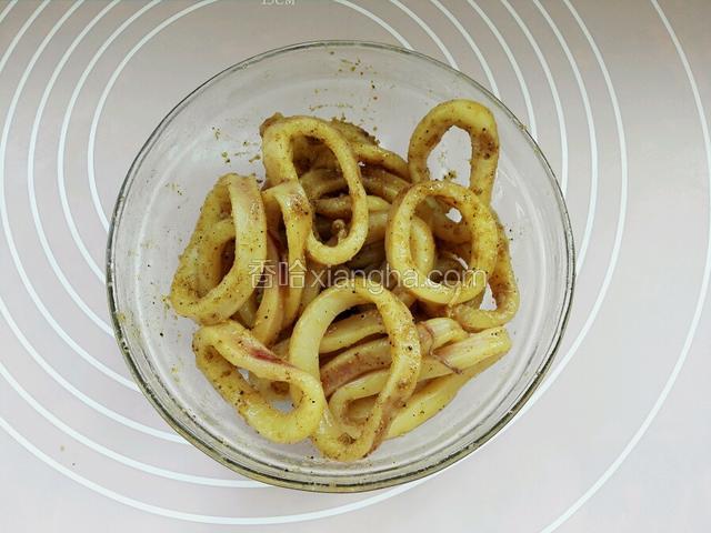 鱿鱼圈洗净，锅中放适量清水，水开后下入鱿鱼圈焯水一分钟，捞出控净水分放1克盐，1小勺料酒，1克十三香粉，1克胡椒粉抓匀码味2小时至入味。