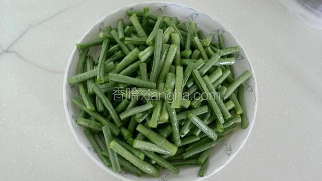 豇豆洗净，切成小段。