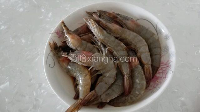 虾用生抽，料酒，盐，白胡椒粉拌匀腌10分钟