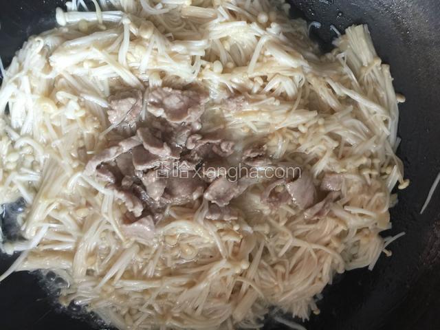肉片加入适量，中火翻炒后出锅撒上葱花