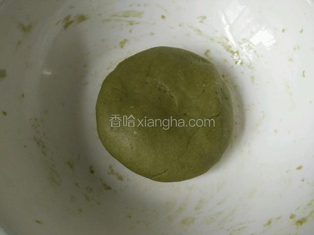 加入适量开水烫成面穗，加适量无味的油或炼乳，趁热揉成光滑的团