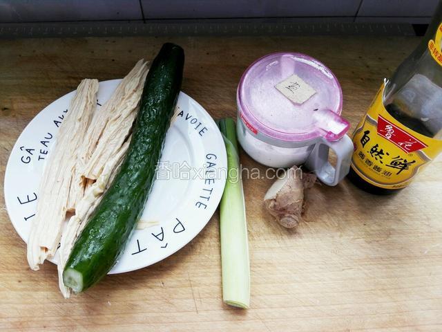 准备食材，腐竹提前用凉水泡发待用，黄瓜，葱，姜洗净，酱油，盐备齐