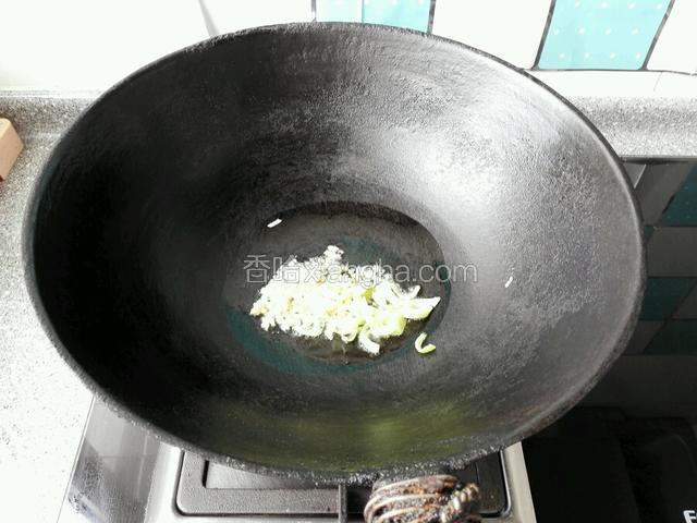 热锅凉油下入葱，姜爆香。
