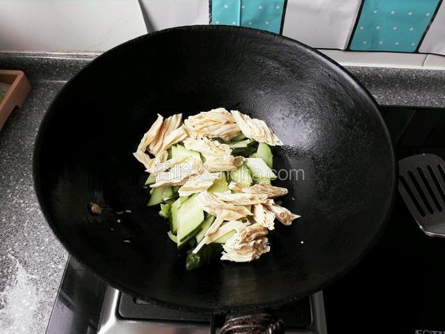 随后倒入黄瓜片和腐竹块。