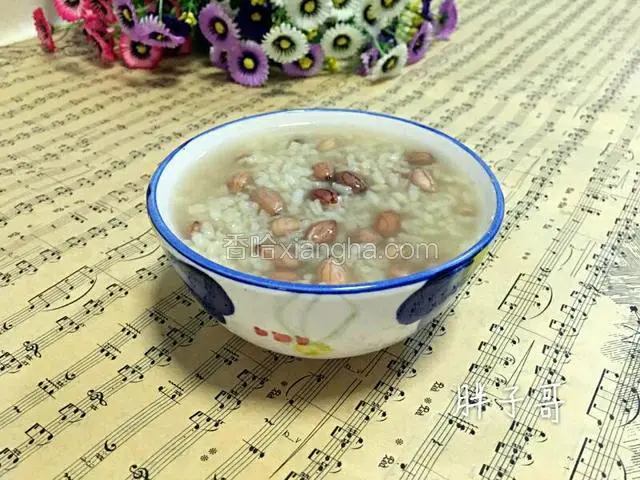 煮熟后盛入碗里。