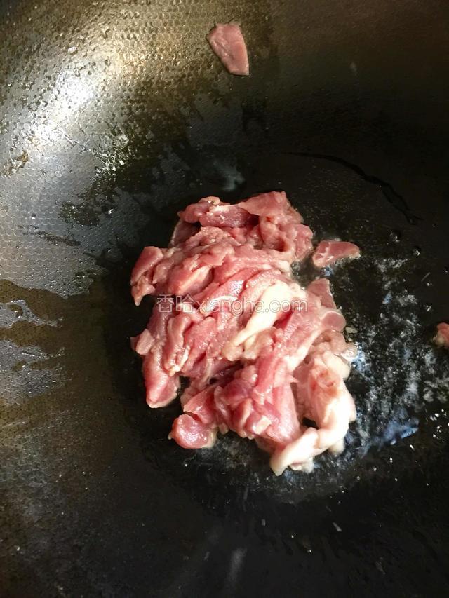 锅内油烧热肉放入 炒