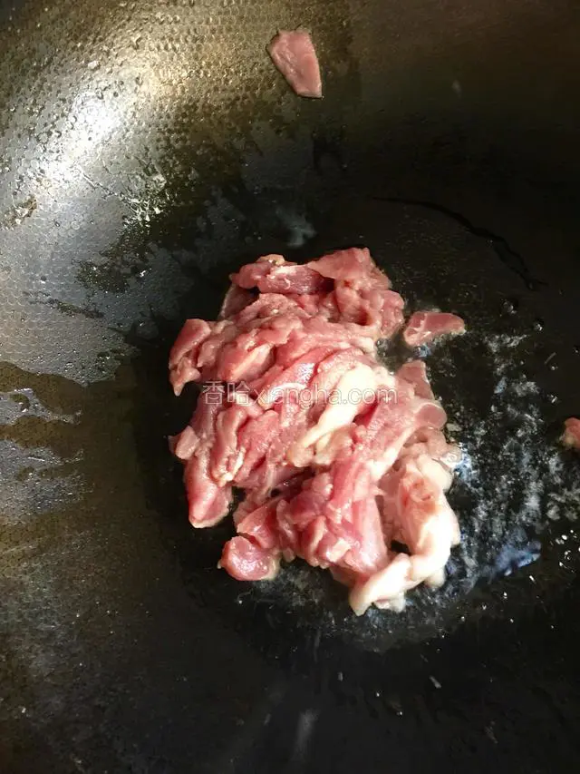 锅内油烧热肉放入 炒