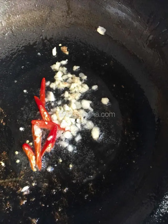 锅放入适量油烧热加入辣椒大蒜炒香