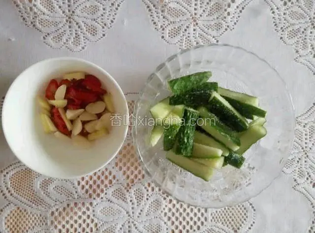 黄瓜切条，蒜姜切片分别放少许盐腌制2小时
