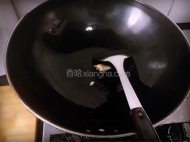 炒锅热油，放入生姜爆出香味