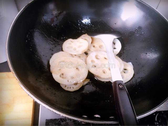 继续倒入沥干水份的藕片，大火快速翻炒均匀