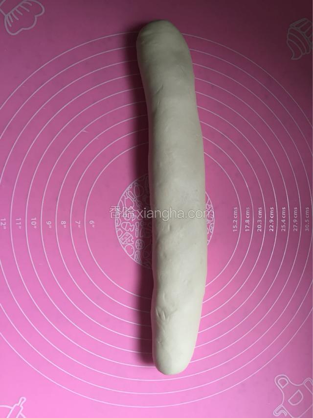 面团醒好后将面揉成长条