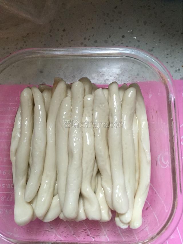 先将容器内刷上一层色拉油，然后放入搓好的面矶子，均匀放一层刷一层油，刷油的目的是防止面和面之间相粘黏。面矶子全部放到容器后醒三到五分钟就可以拉了。